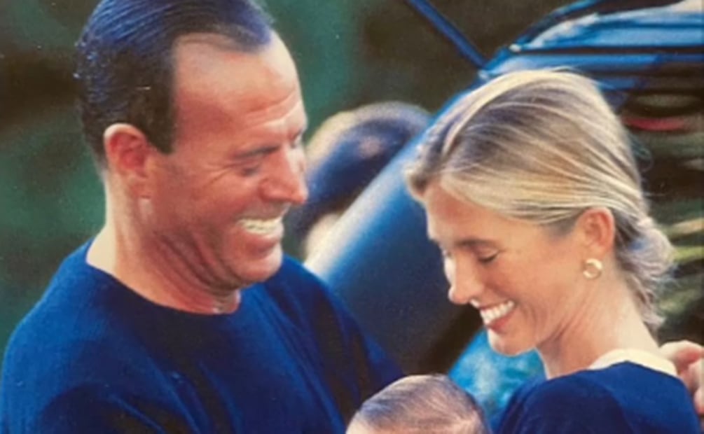 Julio Iglesias y su esposa Miranda Rijnsburger, quien le ha externado apoyo en medio del escándalo.
Instagram julioiglesias