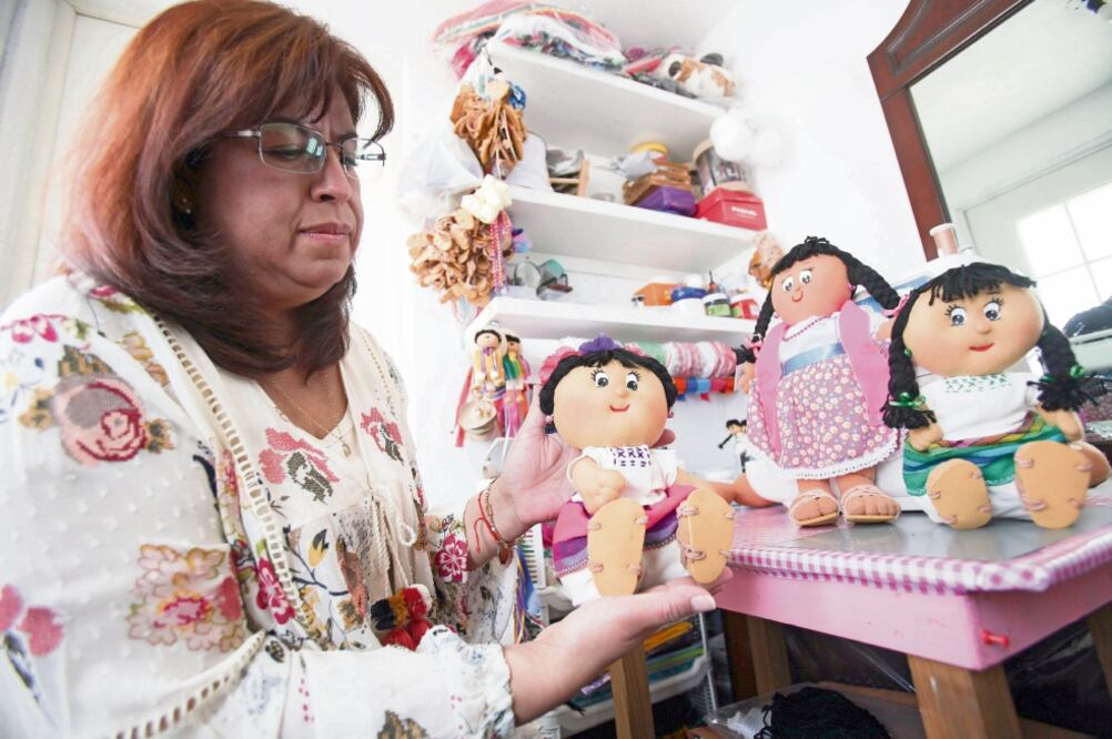 Las artesanías tienen acabados manuales, lo que les da un toque único, pues ninguna de las figuras es igual a pesar de contar con vestimenta y peinados similares. (JORGE ALVARADO. EL UNIVERSAL)