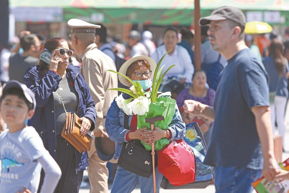 Tras el anuncio de la llegada del coronavirus, en el Zócalo capitalino se observó a ciudadanos con cubrebocas, así como personas que decidieron no usar el protector. Foto: CARLOS MEJÍA. EL UNIVERSAL