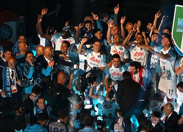 El Napoli del Chucky Lozano festeja título de Serie A ante su afición en el Diego Armando Maradona