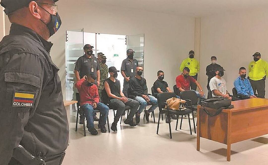 Bajo estricta vigilancia, los siete militares (sentados) confesaron ayer en una audiencia judicial en Risaralda, centro-occidente de Colombia, que violaron a una niña indígena de ese país, de 13 años. Foto: CORTESÍA FISCALÍA GENERAL DE COLOMBIA
