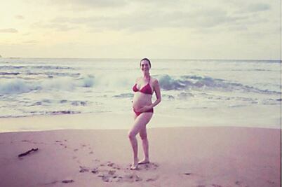 Hathaway presume embarazo en bikini