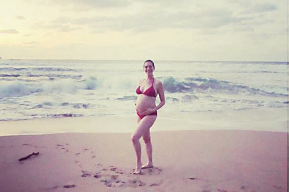 La actriz decidió publicar la foto antes de que un paparazzi lo hiciera. “Feliz 2016 para mis hermosos instafriends”, escribió (INSTAGRAM ANNE HATHAWAY)