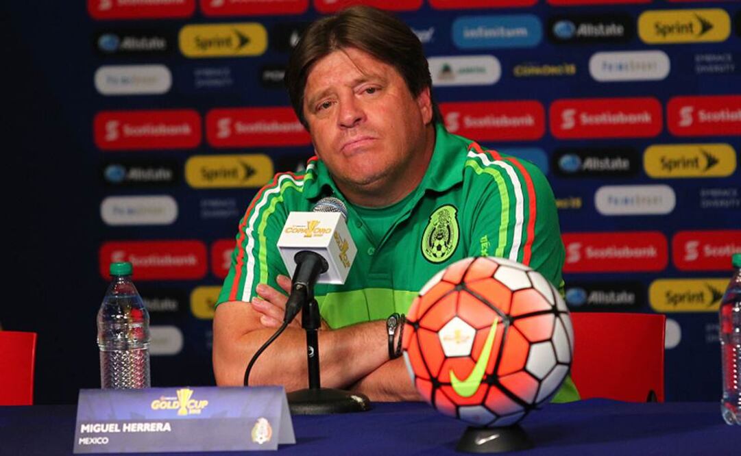 Miguel Herrera en una conferencia. Archivo