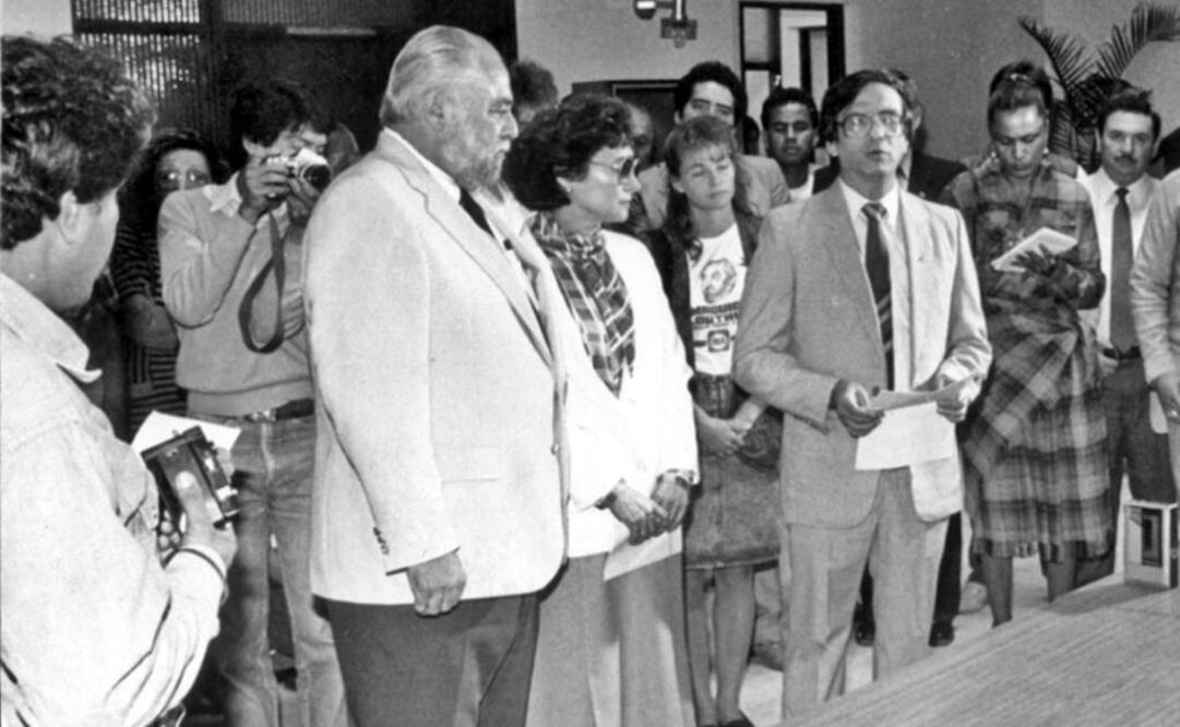 LETICIA CARRILLO acompaña a su esposo MANUEL J. CLOUTHIER en el registro de su precandidatura