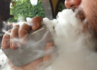 Expertos piden regular "vapeo" y alertan por uso de cigarros electrónicos