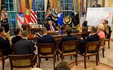 Europa, frente al escritorio de Trump; Casa Blanca difunde fotos de la reunión del republicano con Zelensky y aliados