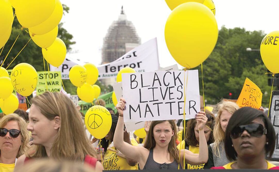 Mamás y ciudadanos marchan en contra de la brutalidad policial, durante la “Million Moms March”, en Washington, ayer.
