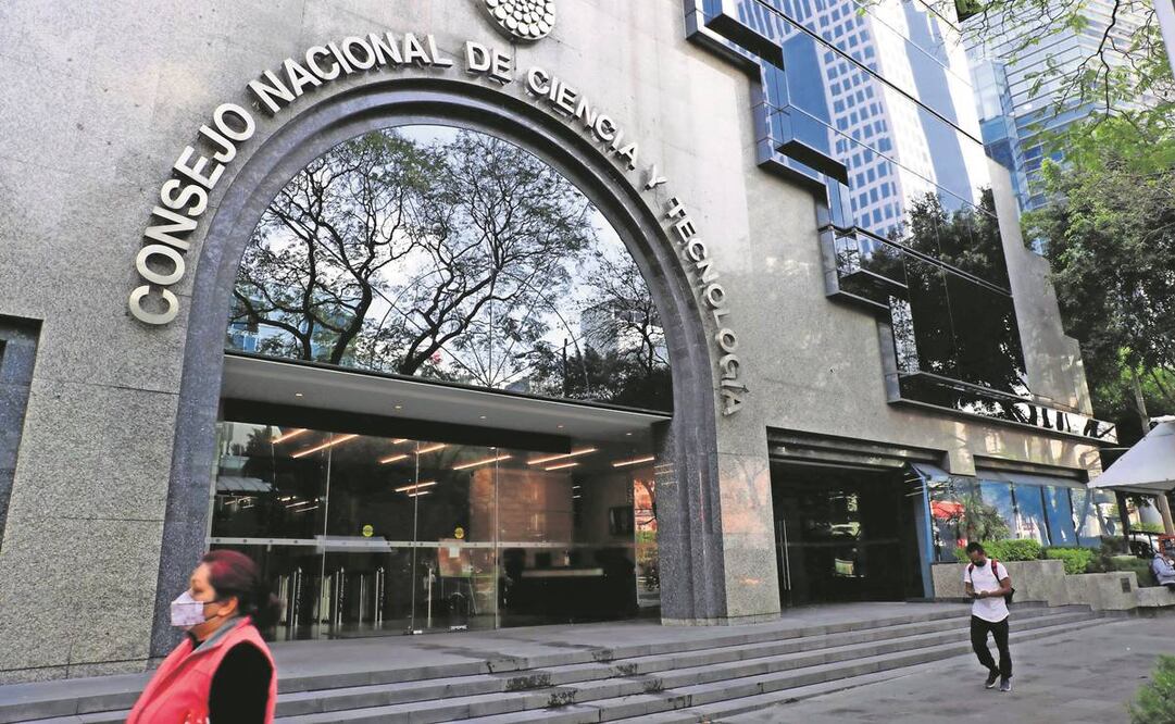 La nueva ley en materia de ciencia, humanidades y tecnología del Ejecutivo federal “busca centralizar las decisiones del Conacyt”, alertaron expertos.