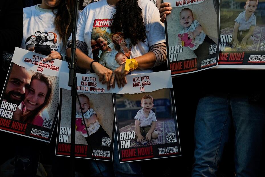 Protesta por la familia Bibas. FOTO: ARIEL SCHALIT. AP