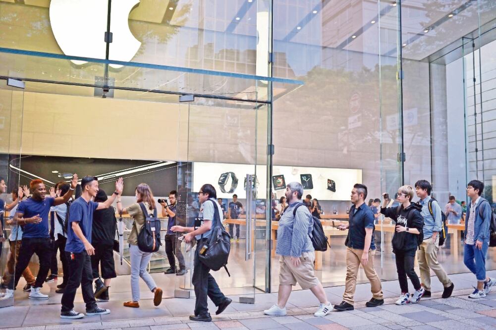 En ciudades como Tokio, Madrid, Sidney, Nueva York y Ciudad de México, la gente hizo fila desde temprano para ser de los primeros en adquirir el iPhone 7, cuyo costo va de 649 a 849 dólares, y de 769 a 969 dólares en la versión Plus (FRANK ROBICHON. EFE)