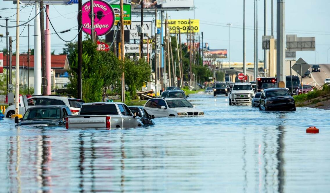Vehículos atrapados en aguas de inundación tras las fuertes lluvias del huracán Beryl en Houston, Texas. Foto: EFE/EPA/CARLOS RAMÍREZ