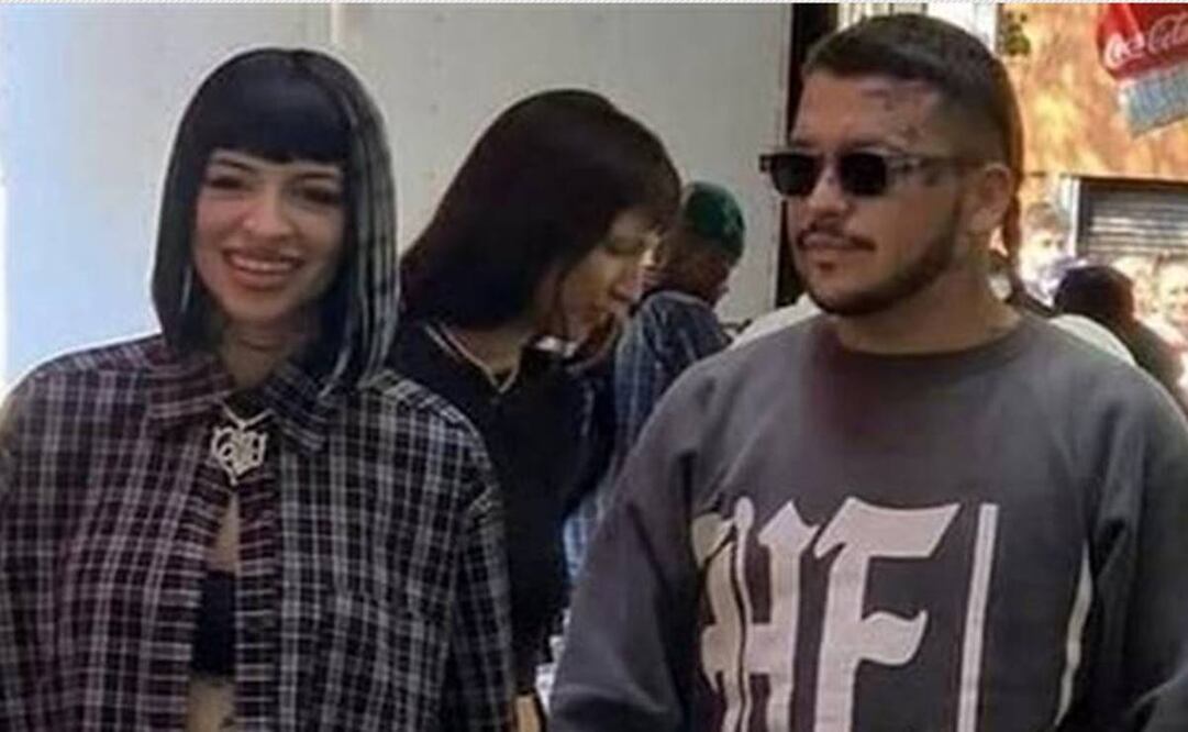 Cazzu y Christian Nodal , de la mano por las calles de Tepito. Instagram @Natalie43937136.