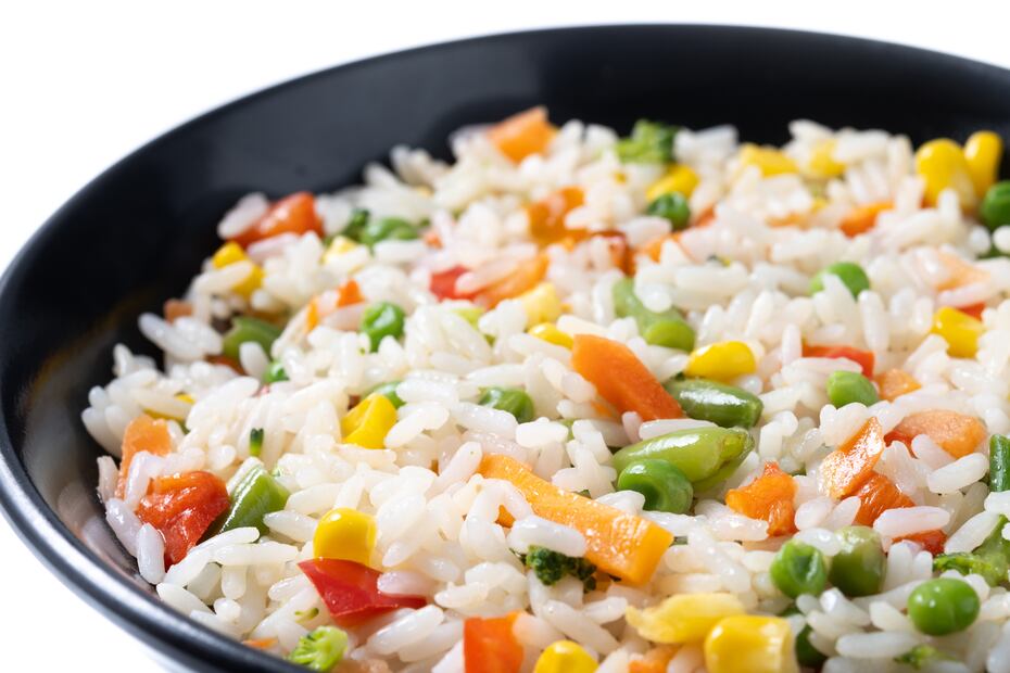 El arroz a la jardinera es una receta clásica y perfecta para acompañar cualquier comida. Foto: Freepik