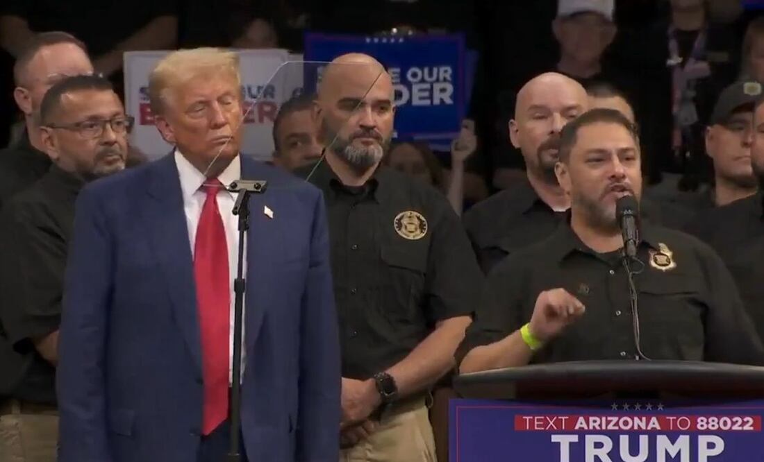 El presidente del Consejo Nacional de la Patrulla Fronteriza, Paul Pérez, respalda al candidato presidencial republicano de Estados Unidos, Donald Trump, durante un mitin de campaña en el Findlay Toyota Center el 13 de octubre de 2024 en Prescott Valley, Arizona. Foto: X @realDonaldTrump