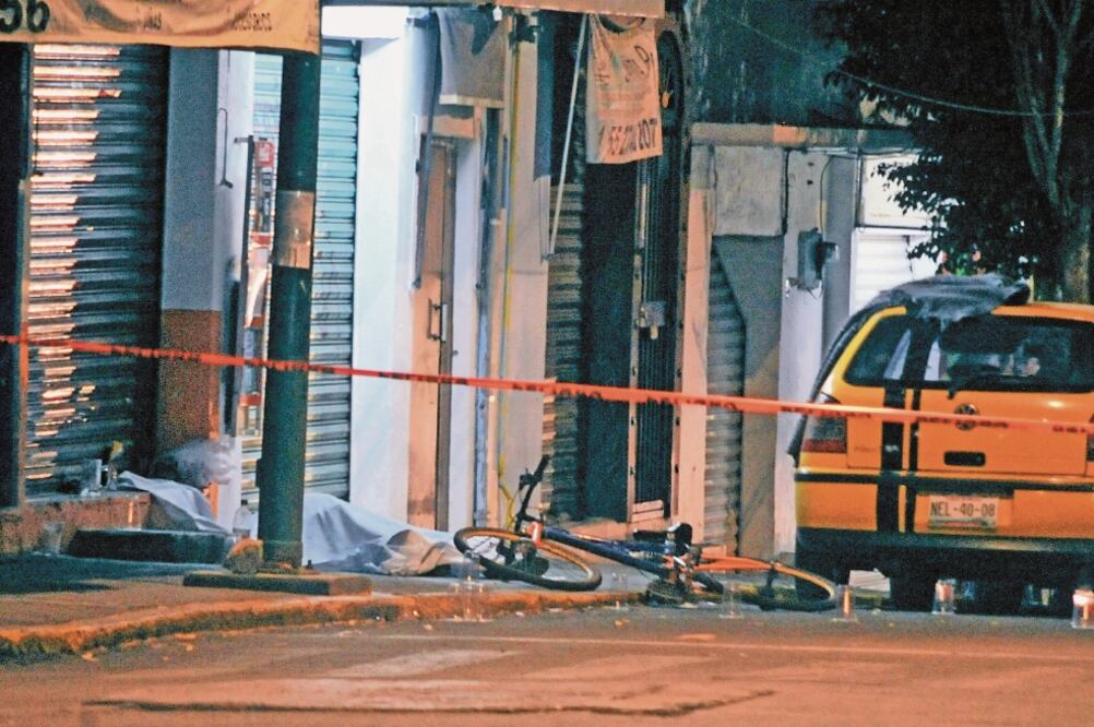 Sujetos atacaron a tiros a tres personas en la colonia Isidro Fabela; un hombre, de 50 años, quedó tendido sobre la banqueta. Foto: LUIS CARBAYO. CUARTOSCURO