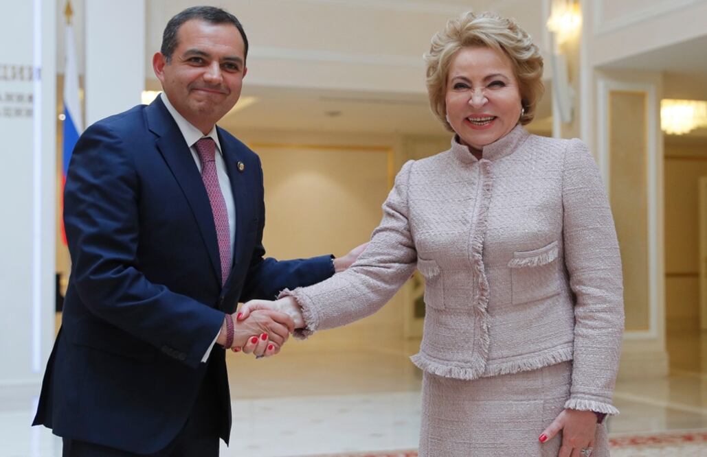 La presidenta del Consejo de la Federación de la Asamblea Federal de Rusia, Valentina Matvienko, recibe al presidente del Senado de México, Ernesto Cordero, en Moscú, Rusia. Foto: EFE