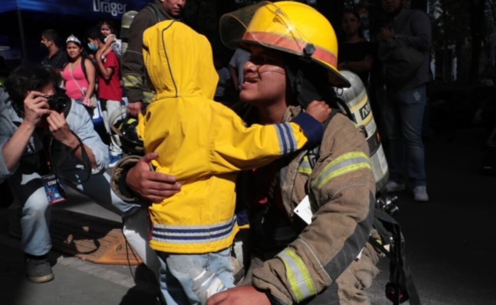 "En sus marcas, ¿listos?..." bomberos corren la Torre Reforma en carrera vertical