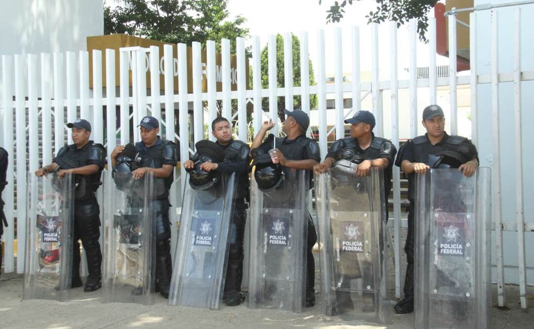 Elementos de la Policía Federal resguardan las instalaciones del IEEPO. (Foto: Lupita Thomas / Quadratín)
