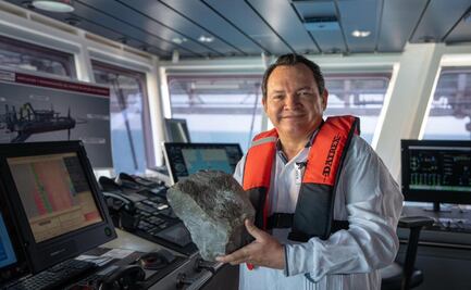 Gobernador de Yucatán visita buque Fernando de Magallanes; supervisa avances del proceso de dragado