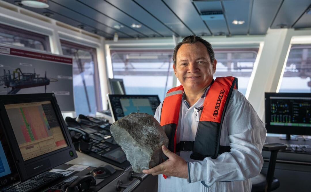 Gobernador de Yucatán visita buque draga Fernando de Magallanes (25/11/2025). Foto: Especial