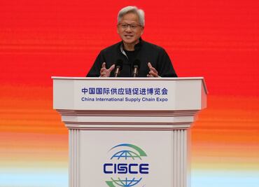 Aumentar producción de chips llevará tiempo tras restricciones de Trump, afirma CEO de Nvidia; la empresa reanudará ventas a China