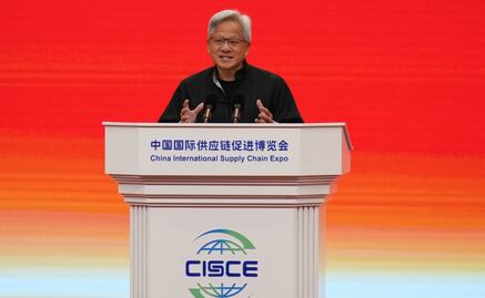 Aumentar producción de chips llevará tiempo tras restricciones de Trump, afirma CEO de Nvidia; la empresa reanudará ventas a China