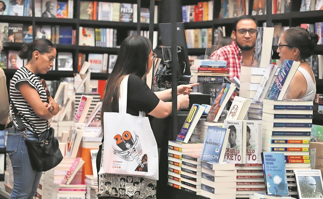 Gran afluencia de visitantes registró el último día de actividades de la Feria Internacional del Libro del Palacio de Minería. Foto: Berenice Fregoso / EL UNIVERSAL