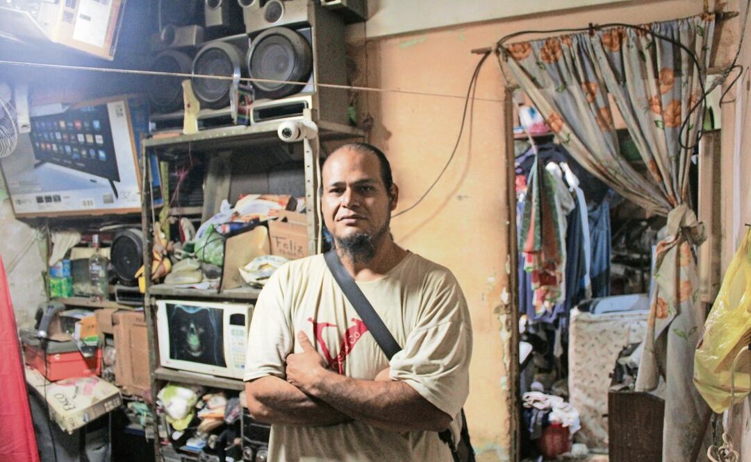 Julio cuenta que duerme en su coche o en un departamento que le prestan a veces, porque se quedó sin colchón. Foto: Darío Luna / EL UNIVERSAL