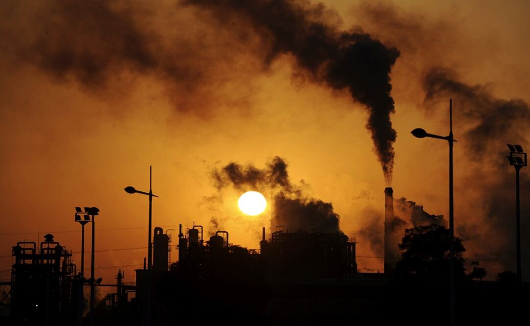 Smoke billows from chimneys at a factory – Photo: Jianan Yu/REUTERS