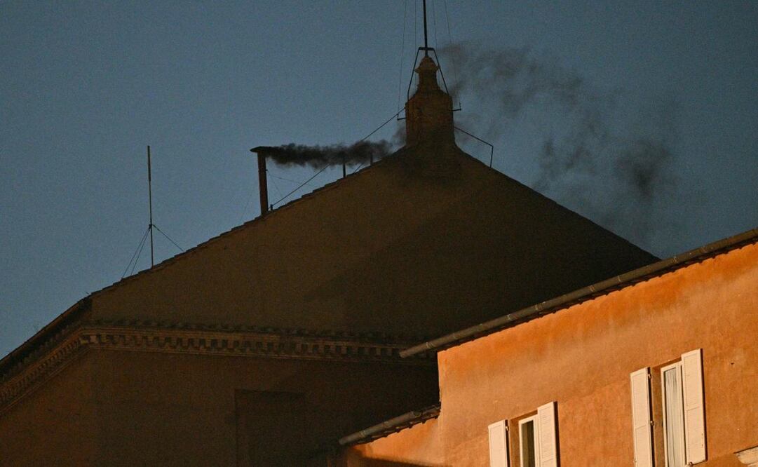 Esta fotografía muestra humo negro saliendo de la chimenea de la Capilla Sixtina, lo que indica que los cardenales no lograron elegir un nuevo papa en la primera votación de su cónclave en el Vaticano el 7 de mayo de 2025. Foto: AFP