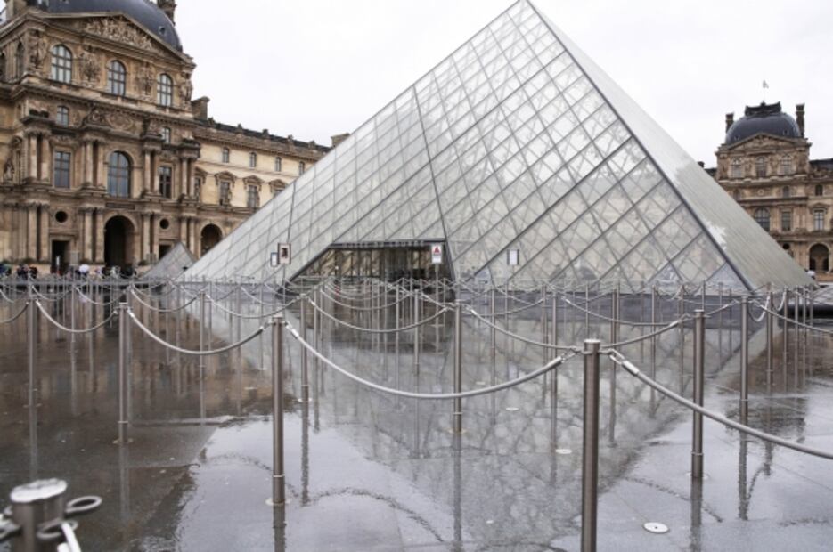 El Louvre cierra por segundo día por coronavirus