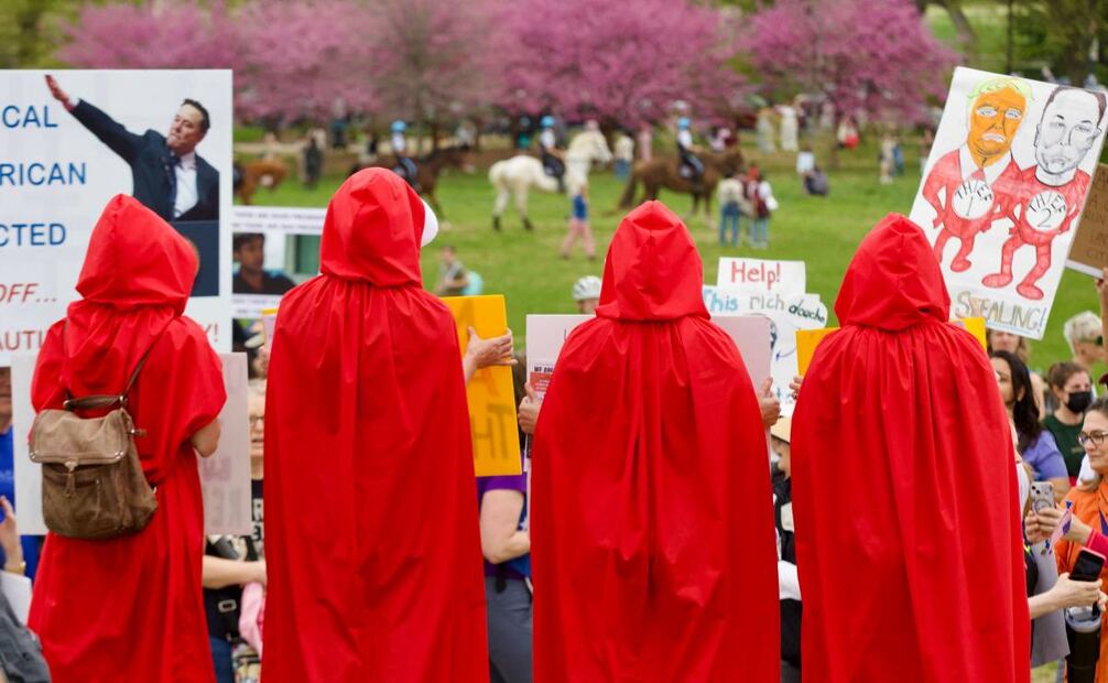 Más de 150 grupos, como organizaciones de derechos civiles, sindicatos, defensores de LGBTQ+, veteranos y activistas electorales, organizaron más de 1.200 manifestaciones con el lema ”¡Manos Fuera!”. Foto: AFP