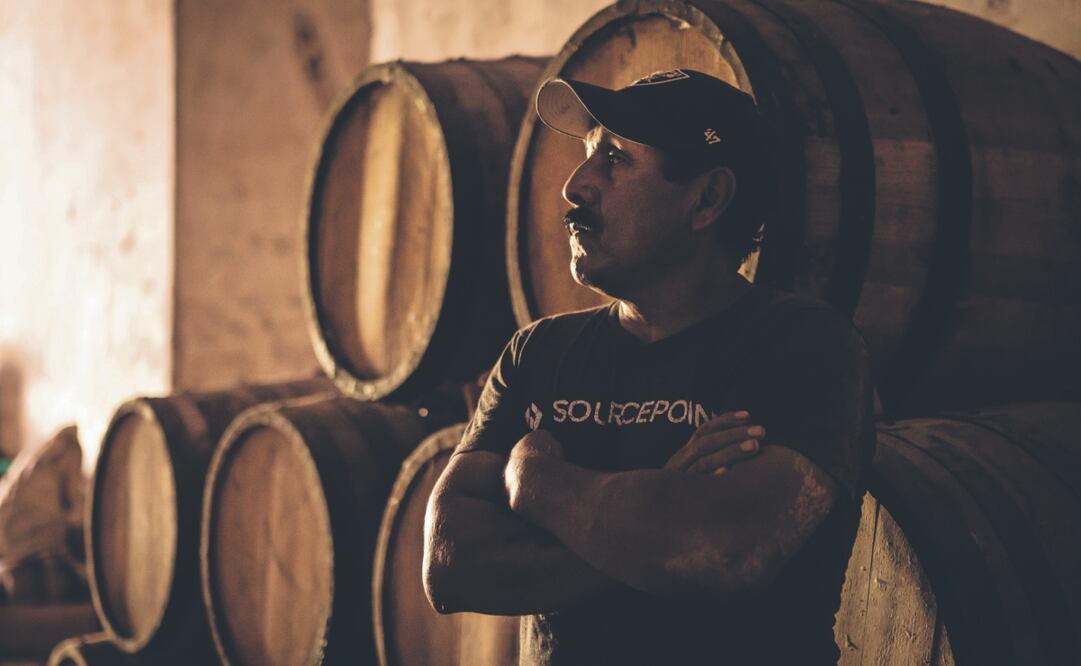 Actualmente, la familia produce en promedio 160 litros de ron cada día, una parte de la cual se comercializa en Jalisco, Ciudad de México y Oaxaca. Fotos: de Mario Arturo Martínez