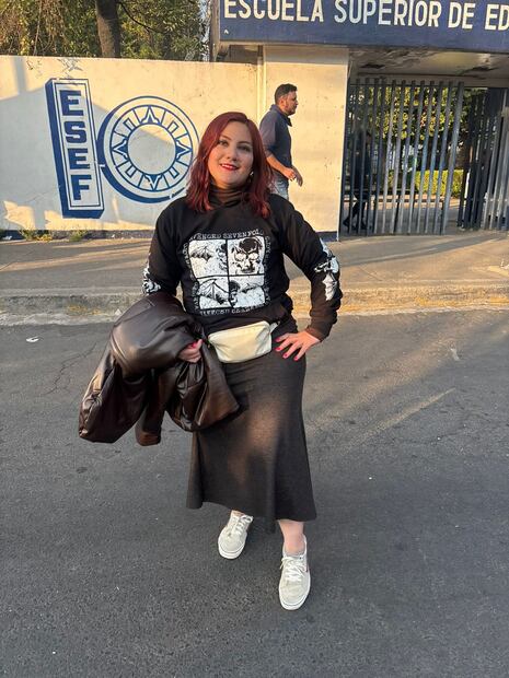 Liliana, seguidora de Avenged Sevenfold, llegó al Estadio GNP para reencontrarse con la banda que marcó su adolescencia. Foto: Marlém Suárez/EL UNIVERSAL.