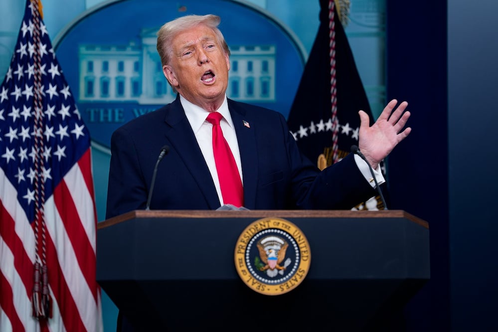 El presidente estadounidense, Donald Trump habló este martes 20 de enero con la prensa, en la Casa Blanca. FOTO: EFE