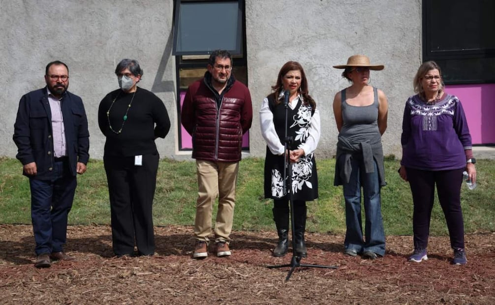 Clara Brugada encabeza el recorrido en el deportivo Hermanos Galeana en el espacio alterno para los caninos que fueron rescatados en el Refugio Franciscano.
Foto: Luis Camacho | El Universal