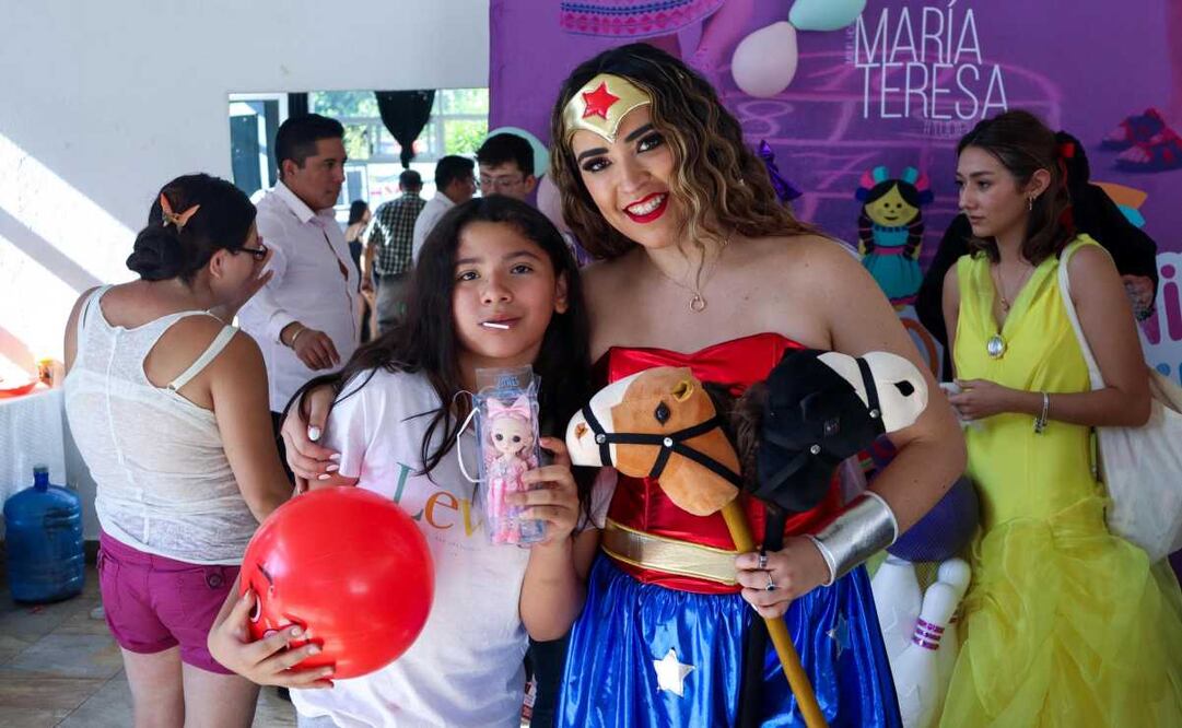 La diputada morenista María Teresa Ealy Díaz encabezó una emotiva celebración junto con aproximadamente 200 vecinas y vecinos en la Alcaldía Miguel Hidalgo. Foto: Especial