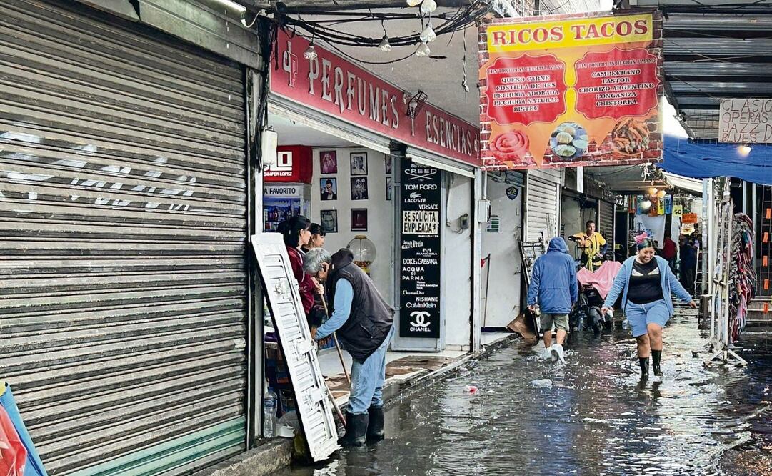 En Eje 1 Norte al cruce con Peralvillo, el nivel que alcanzó el agua afectó a los comercios de la zona. Foto: Juan Carlos Williams / EL UNIVERSAL