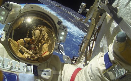 EN VIVO. Cosmonautas rusos realizan caminata afuera de la Estación Espacial Internacional