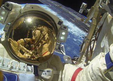 EN VIVO. Cosmonautas rusos realizan caminata afuera de la Estación Espacial Internacional