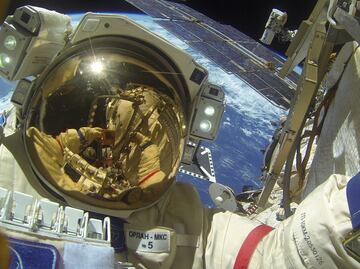 EN VIVO. Cosmonautas rusos realizan caminata afuera de la Estación Espacial Internacional