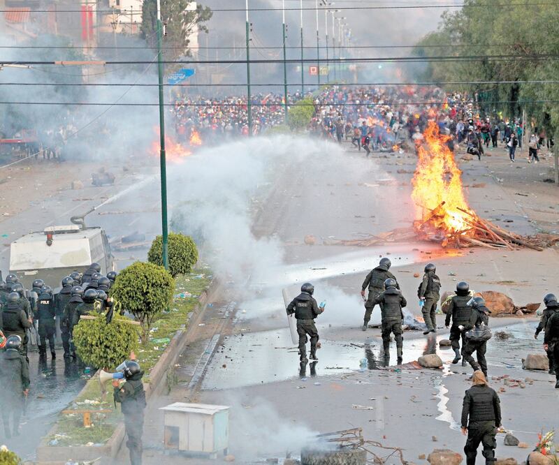 Fuerzas de seguridad bloquean la vía que conecta Sacaba y Cochabamba, para evitar el avance de los seguidores del exmandatario Evo Morales. Foto/JUAN KARITA. AP