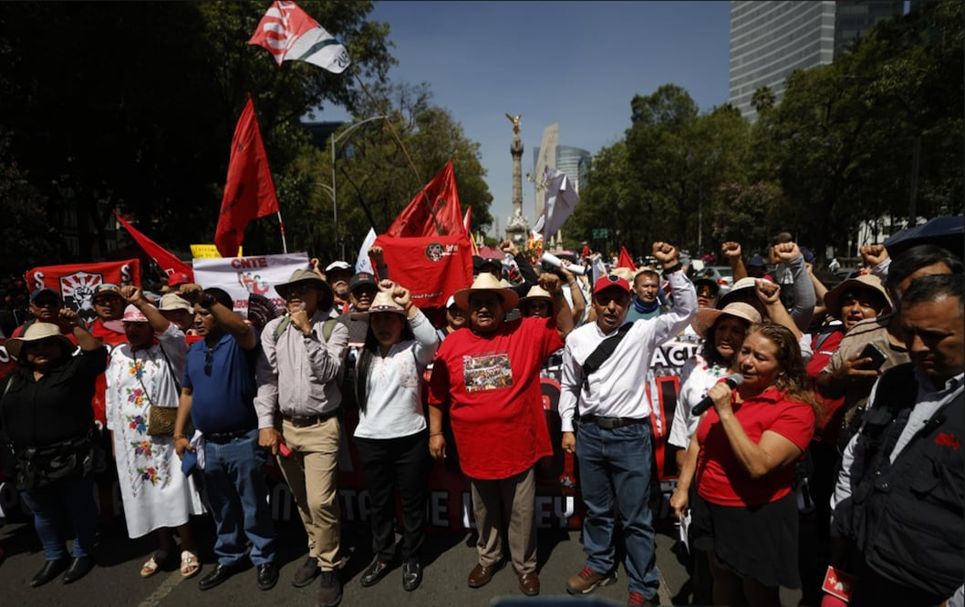 Integrantes de la Coordinadora Nacional de Trabajadores de la Educación marchan por avenida Paseo de la Reforma, en la Ciudad de México, el 15 de mayo de 2025. Foto: Diego Simón Sánchez/EL UNIVERSAL