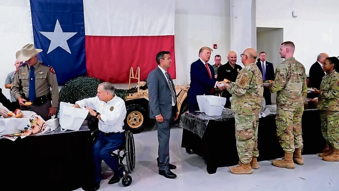 El expresidente Donald Trump y el gobernador Greg Abbott ayudan a servir comida a los soldados, policías y otras personas de la Guardia Nacional de Texas. Foto: Eric Gay AP