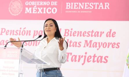 Adultos Mayores reciben tarjetas de pensión Bienestar en tres municipios del Edomex