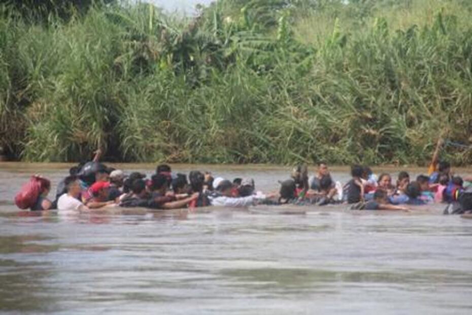 Caravana migrante burla cerco y cruza a pie río Suchiate