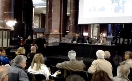 Respaldan a periodistas amenazados por libro