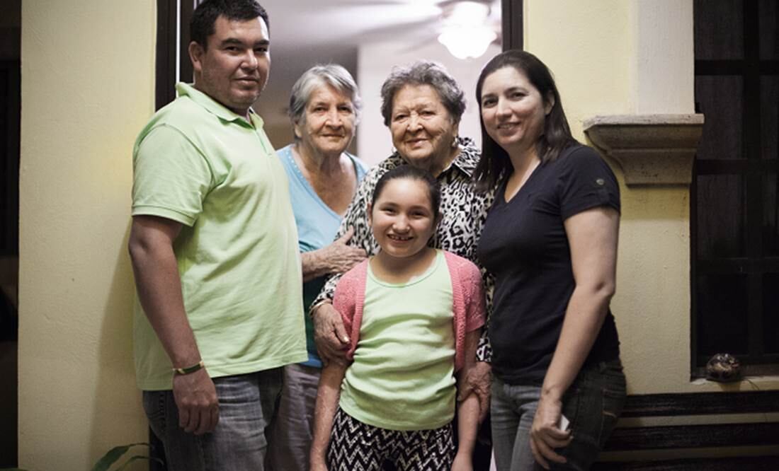 La niña se acostumbró a la prótesis desde los cuatro años; hoy está emocionada, pues el 21 de junio será su primera comunión (GERMÁN ESPINOSA / EL UNIVERSAL)