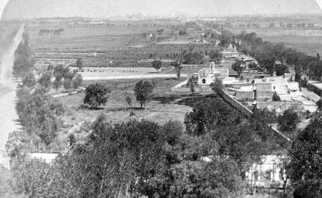 Una toma panorámica desde lo alto del Castillo de Chapultepec hacia el oriente alrededor de 1873, antes de que se fraccionara la actual colonia Juárez. Del lado derecho se encuentra la Calzada de Chapultepec, y a la izquierda, el Paseo de la Reforma; en el centro destaca una capilla que fue conocida como San Miguel Chapultepec y hoy ya no existe. Imagen: Col. Elmer and Diane Powell, Southern Methodist University
